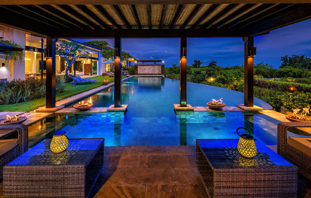 Infinity pool and bale